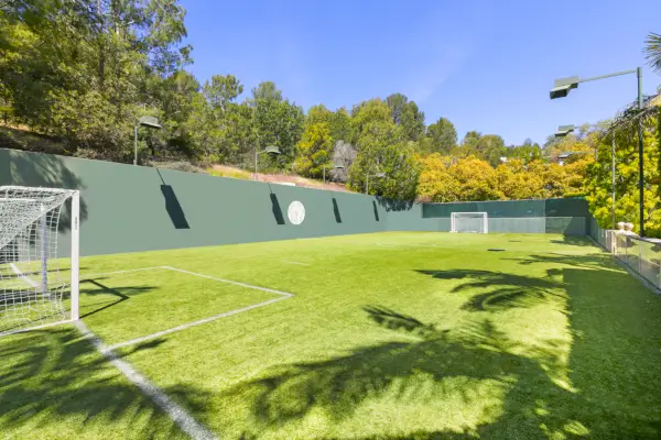 Un campo da calcio verde brillante