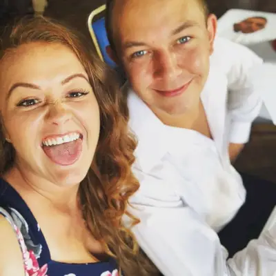 Gemma ja James ovat adoptoineet yhdessä koiran näyttelystä lähtemisen jälkeen