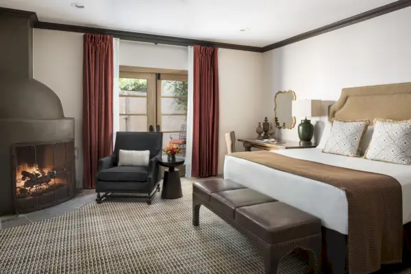 Suuri huone, jossa on takka