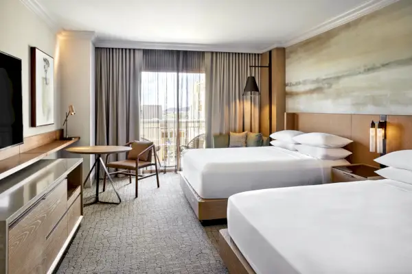 tyylikäs hotellihuone kahdella vuoteella.