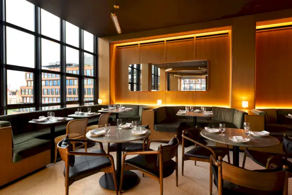 casetes interiors d'oliveres amb paret il·luminada