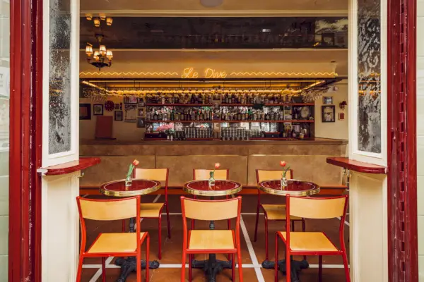 seients vermells i barra de vins llarga