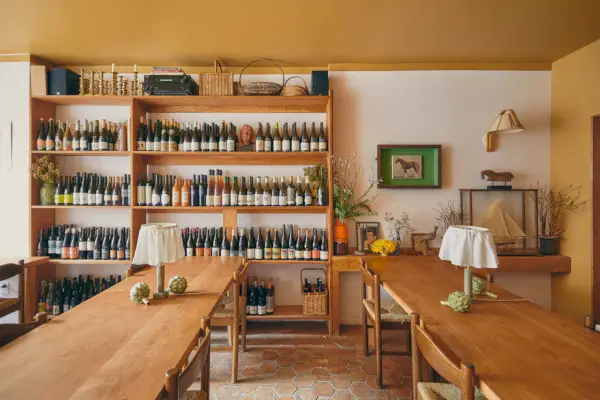 interior de taules de fusta i prestatgeries de vi