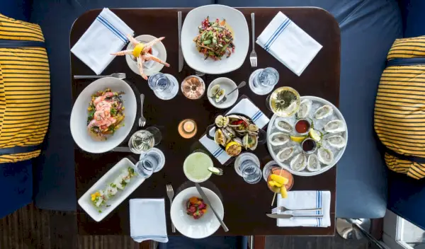 una gran taula plena de marisc.