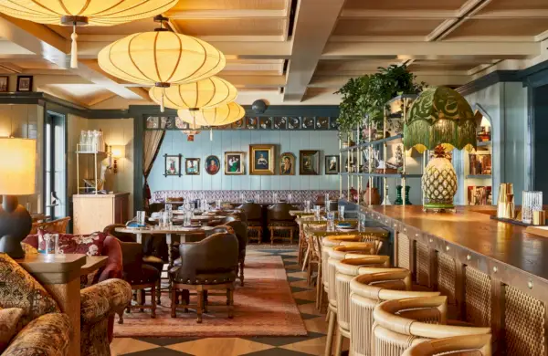 Un menjador senyorial amb cadires còmodes.