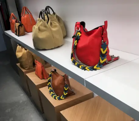 Laukut Loewe-myymälässä.
