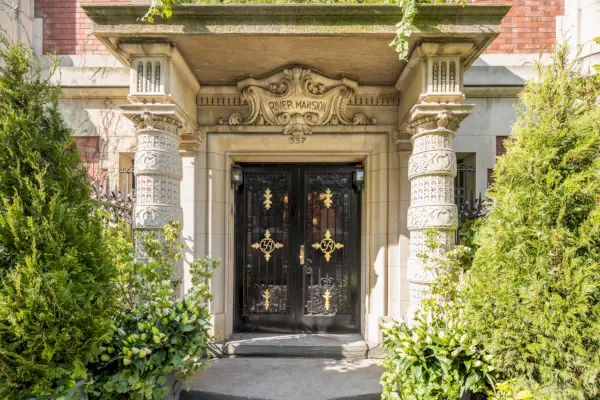 dwudrzwiowe wejście z dwiema okazałymi kolumnami po obu stronach