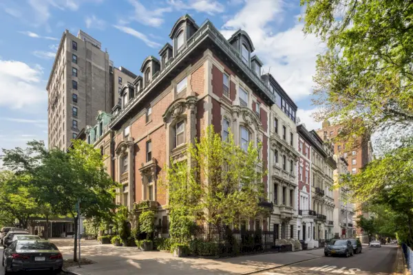 Edwardiańska rezydencja znajduje się na doskonałej narożnej działce.