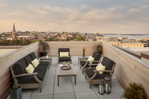 Kaksi lähikuvaa veneistä vedessä.