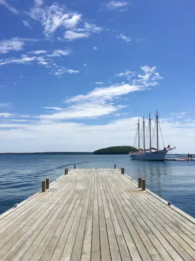 Kartano hämärässä oranssilla valaistuksella.