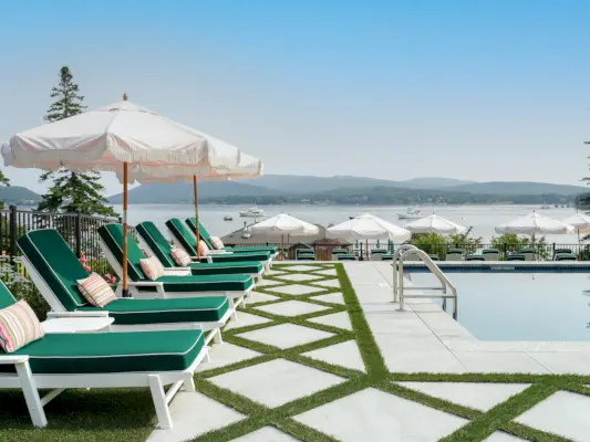 Pieni kaupunki, jossa on punatiiliset rakennukset ja sininen taivas yläpuolella.