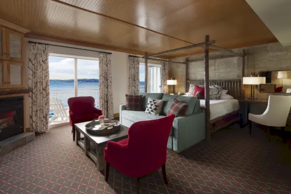 Suuri sviitti, jossa on pylvässänky ja vesinäkymä.