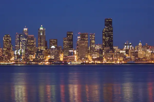 Seattlen siluetti yöllä