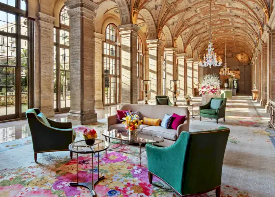 The Breakers -hotellin palmuranta-aulassa