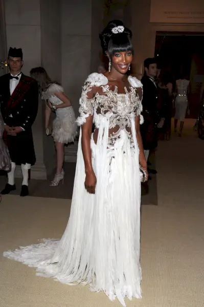 Kuva: Naomi Campbell osallistumassa vuoden 2011 Met-gaalaan.