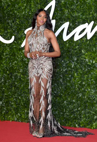 Kuva: Naomi Campbell osallistumassa The Fashion Awards 2019 -gaalaan.