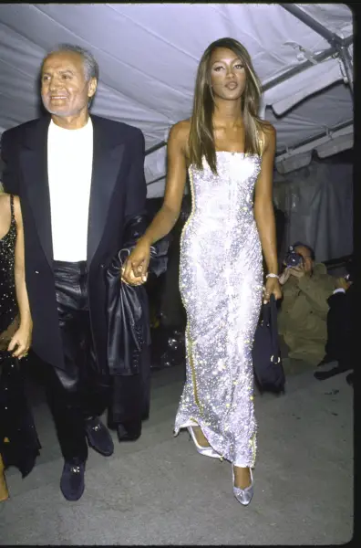 Kuva: Gianni Versace ja Naomi Campbell vuoden 1995 Met-gaalassa New Yorkissa.
