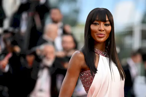 Brittimalli Naomi Campbell valkoisessa mekossa punaisella matolla