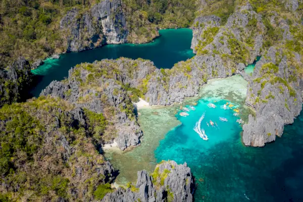 Kuva: Ilmakuva Big Lagoonista ja Small Lagoonista, El Nido, Palawan, Filippiinit.