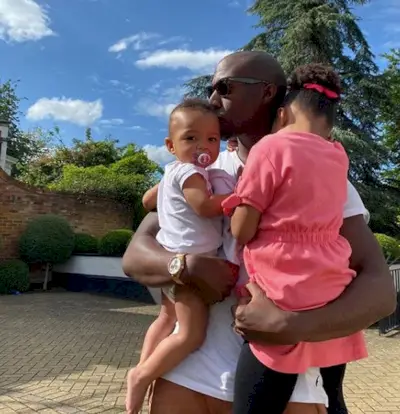 Alesha compartilhou uma linda foto de seu marido abraçando seus dois filhos