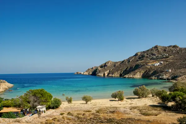 Hiekkainen eristetty ranta croissantin muotoisella. Serifoksen saari, Kreikka