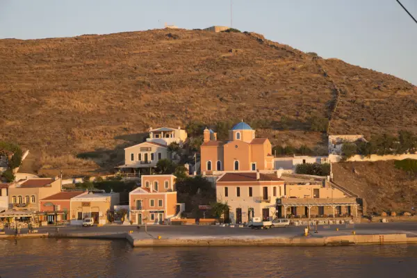 näkymä keaan kreikassa auringonlaskun aikaan