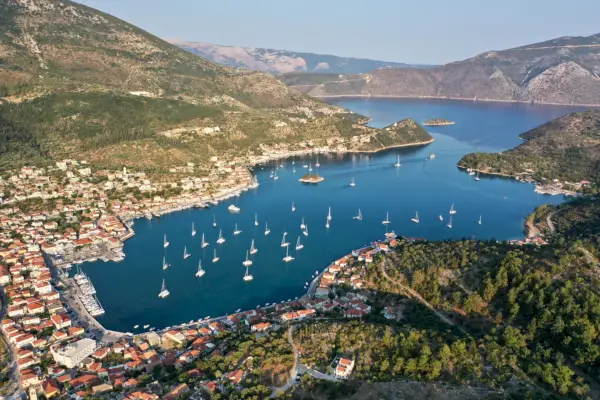 saaren lahti kreikassa saarella ithaki veneiden kanssa vedessä