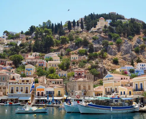 maisema taloineen Kreikan Symin saaren kallioisella kukkulalla