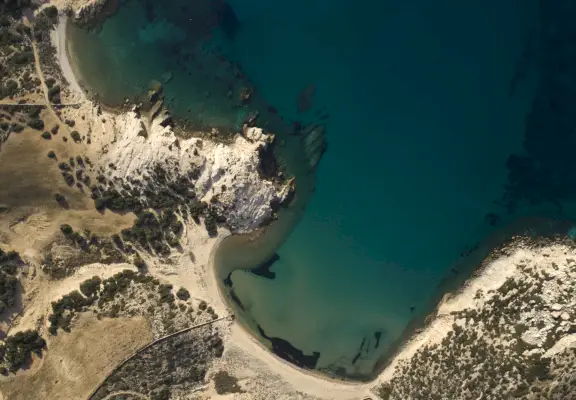 ilmakuva antiparoksen rannoilta kreikassa