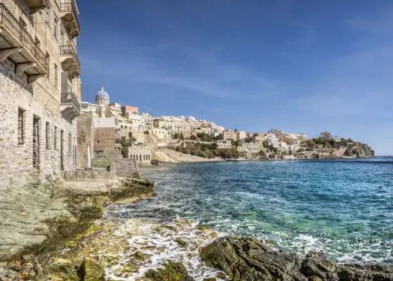 arkkitehtuuri ja Egeanmeri Kreikan saarella Syros Ermoupolin kaupungissa