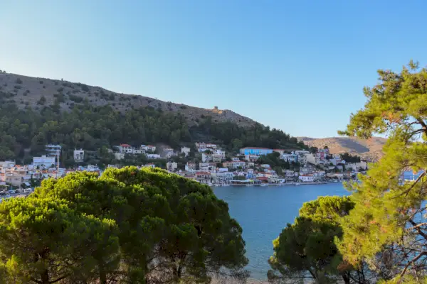 utsikt över hamnen med byggnader i bakgrunden på den grekiska ön chios