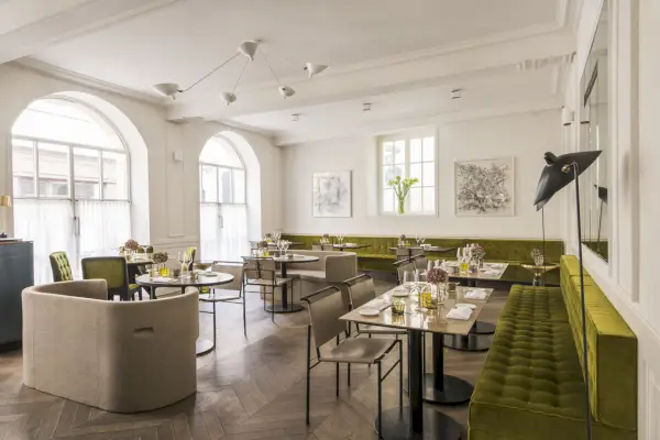 ravintolan sisustus vihreillä samettisohvilla ja pöydillä