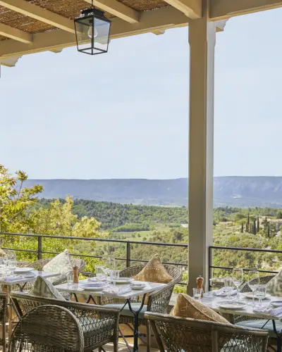 pöydät katettuna terassille ravintolassa provencessa ranskalaisella maaseudulla