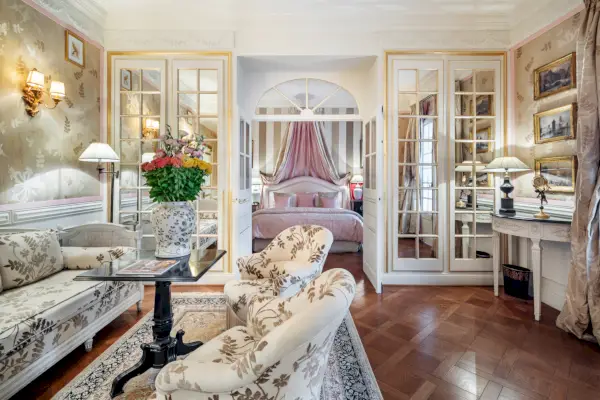 hotellihuone, jossa on pehmustetut huonekalut