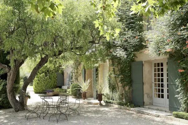puutarha ja hotellin ulkopuoli provencessa