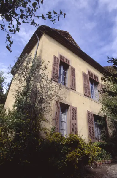 L-rakennuksen ulkopuolella