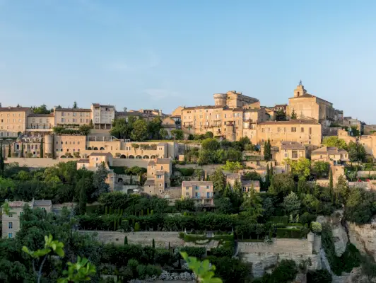 horisontti, jossa näkyy Gordes, unenomainen kylä Provencessa