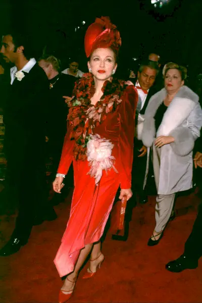 Madonna amb un conjunt de plomes vermelles