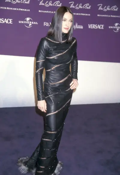 Madonna amb un vestit de cuir negre amb ratlles trencades