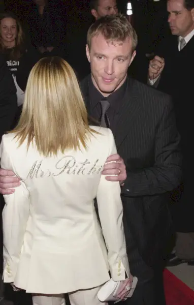 Madonna amb una jaqueta de vestit blanca brodada