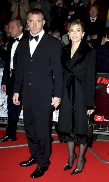 Madonna amb un abric negre retallat de pell