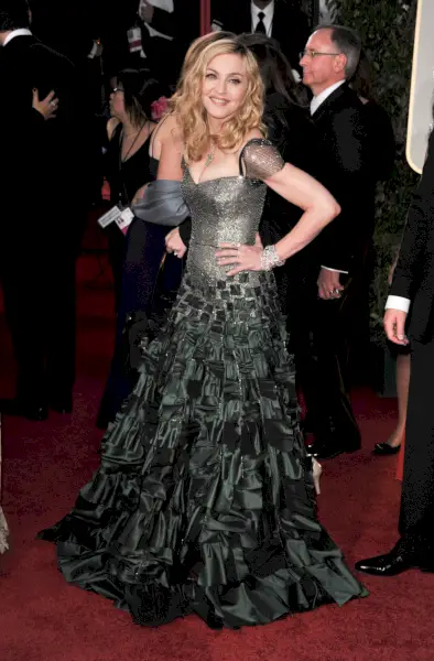 Madonna amb un vestit gris amb grades