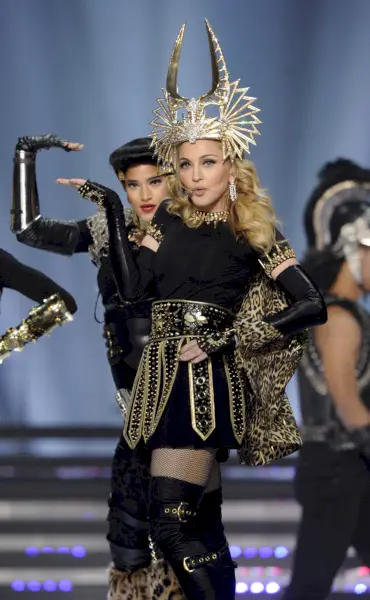 Madonna amb un vestit d'estil de gladiador daurat