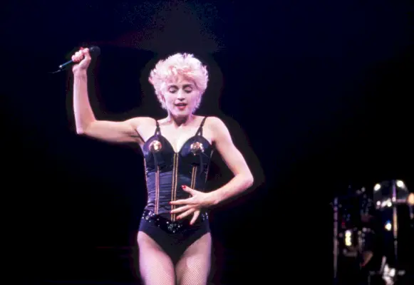 Madonna amb un body negre
