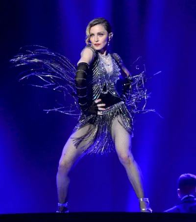 Madonna amb un vestit de plomes que goteja de cristalls
