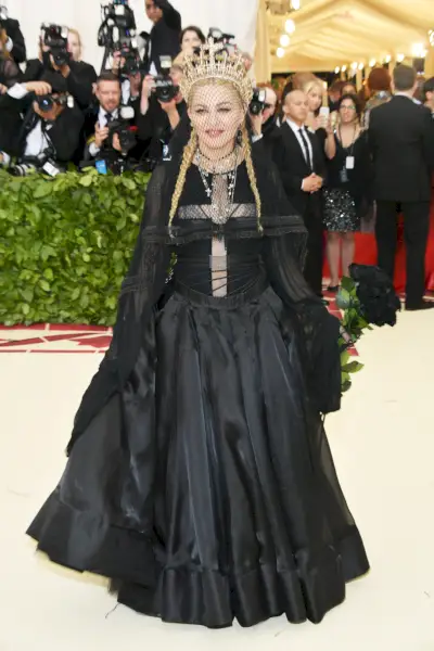 Madonna amb un vestit negre amb trenes