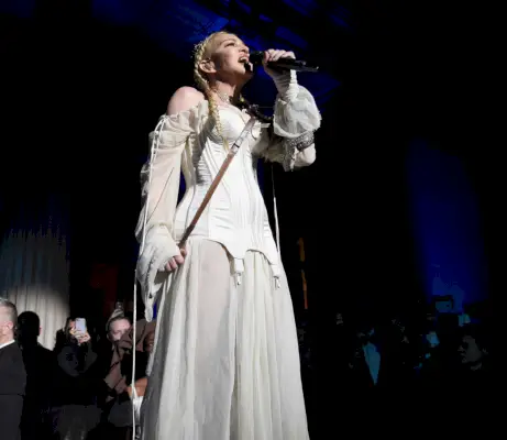 Madonna amb un vestit blanc amb mànigues fluides