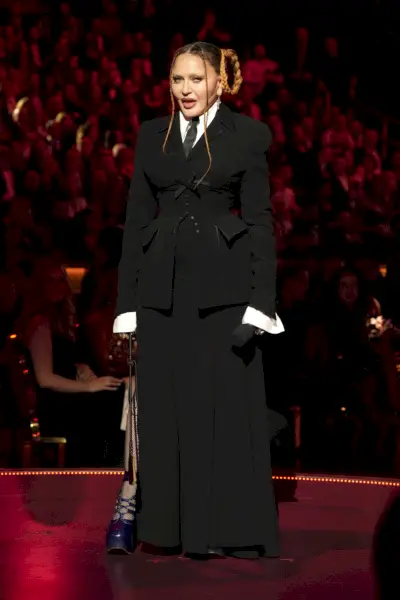 Madonna amb un vestit negre complet amb faldilla