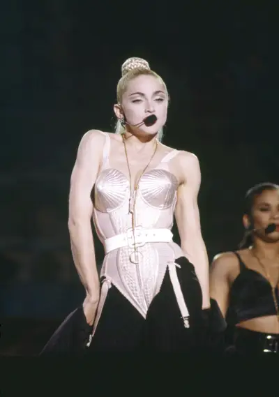 Madonna amb un sostenidor de con de body blanc