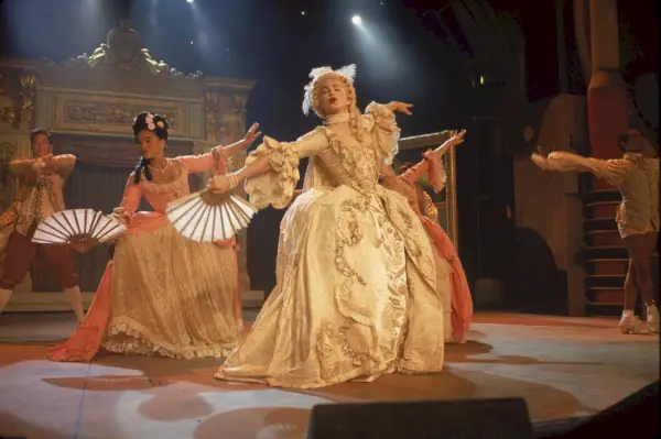 Madonna amb un vestit complet amb ventall